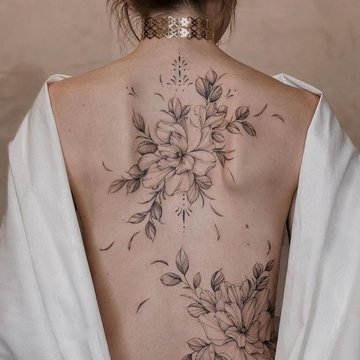 Vrouwelijke tattoo's op de rug