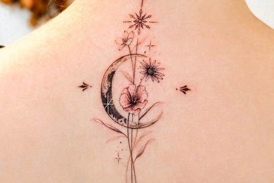 Vrouwelijke tattoo's op de rug