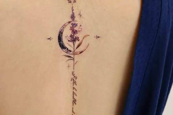 Vrouwelijke tattoo's op de rug
