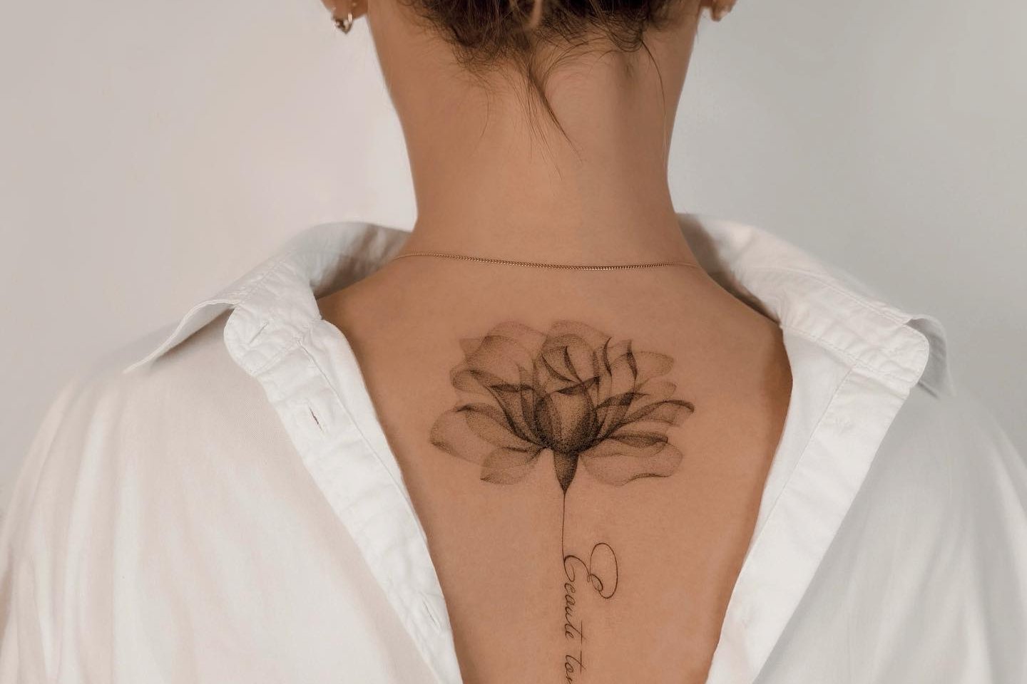 Vrouwelijke tattoo's op de rug