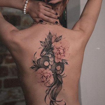 Vrouwelijke tattoo's op de rug