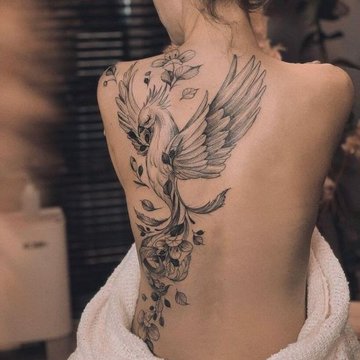 Vrouwelijke tattoo's op de rug