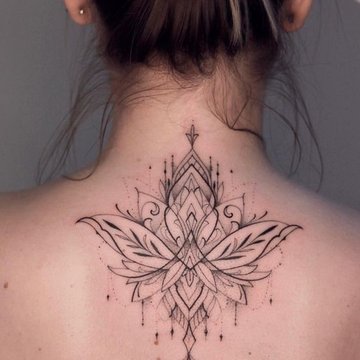 Vrouwelijke tattoo's op de rug