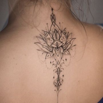 Vrouwelijke tattoo's op de rug