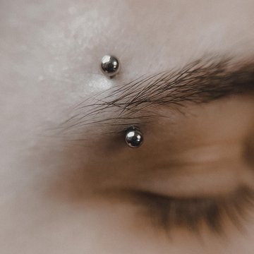 Wenkbrauwpiercing