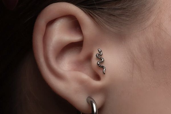 tragus piercing