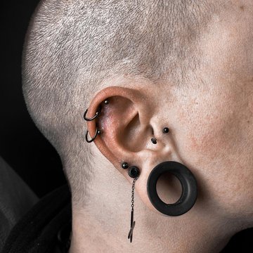 tragus piercing