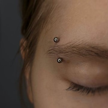Wenkbrauwpiercing