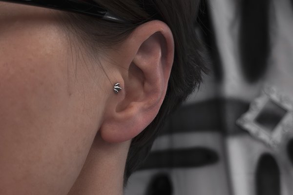 tragus piercing