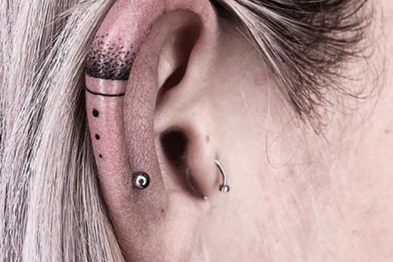 Tattoo op/achter het oor