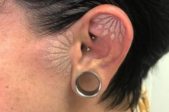 Tattoo op/achter het oor