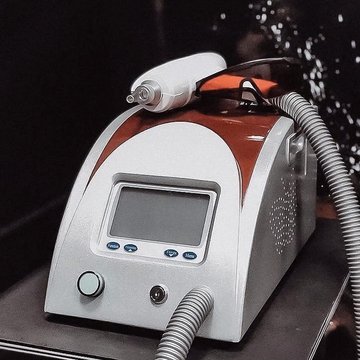Laser removal of permanent makeup in Breda