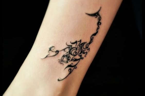 Schorpioen tattoo