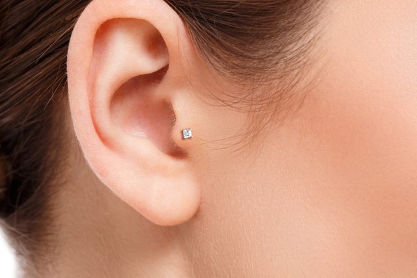 tragus piercing